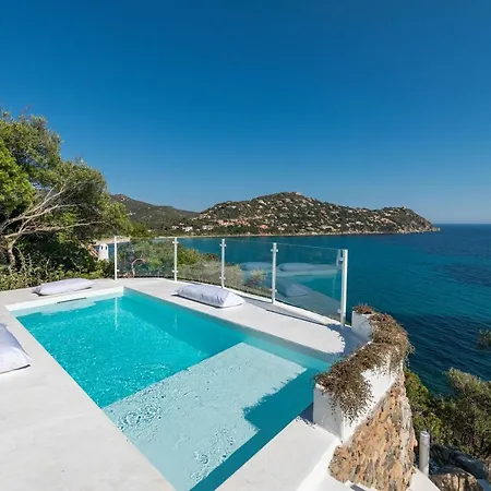 Villa Seafront With Private Pool